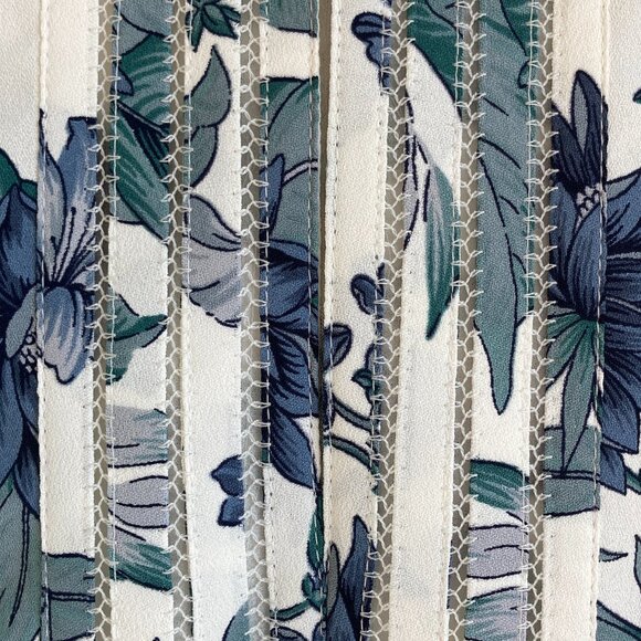 Ann Taylor | Sleeveless Blouse | Muted Floral w/ Front Placket| Size Small - Picture 4 of 13